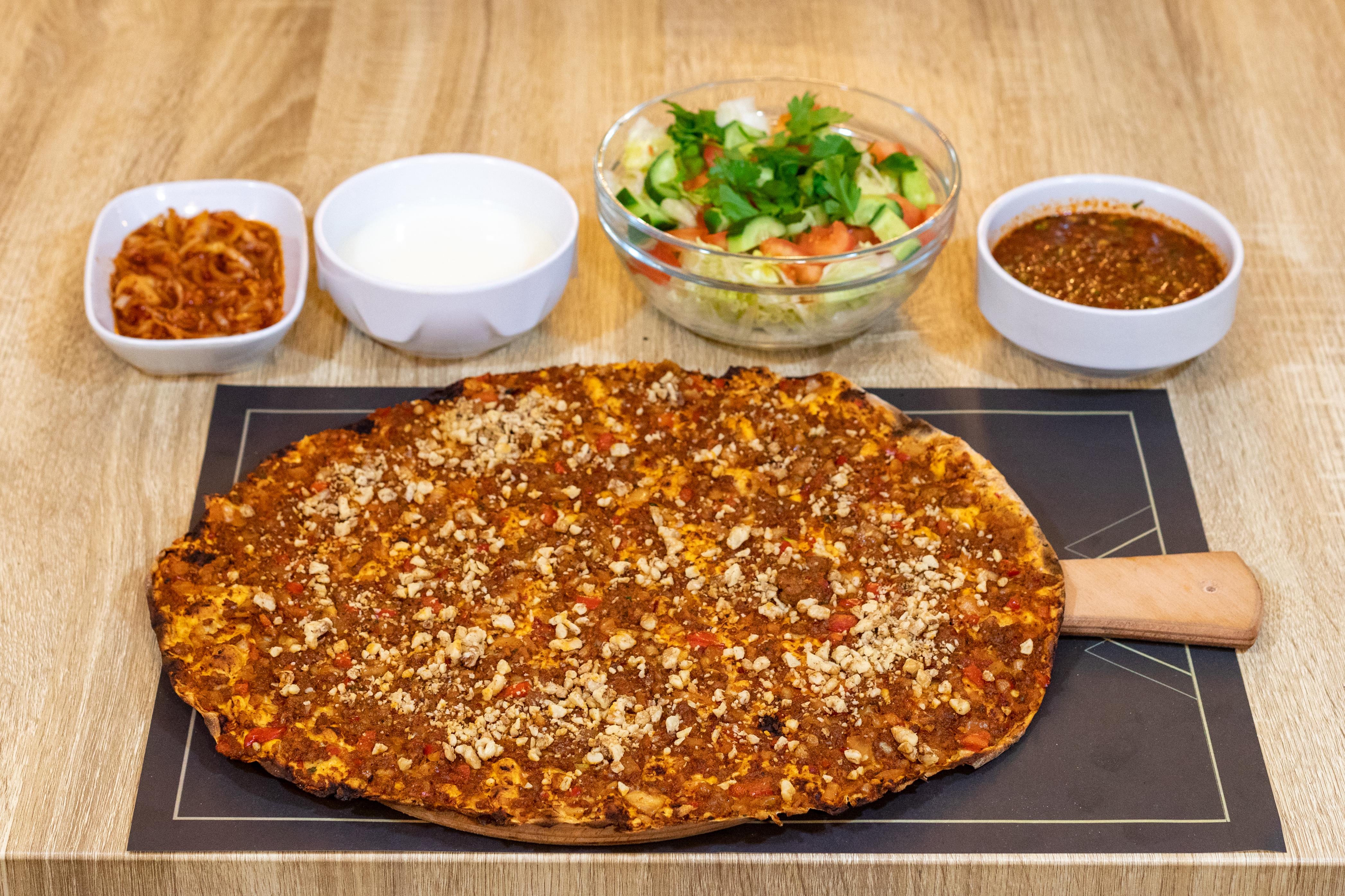 ÖZEL CEVİZLİ LAHMACUN