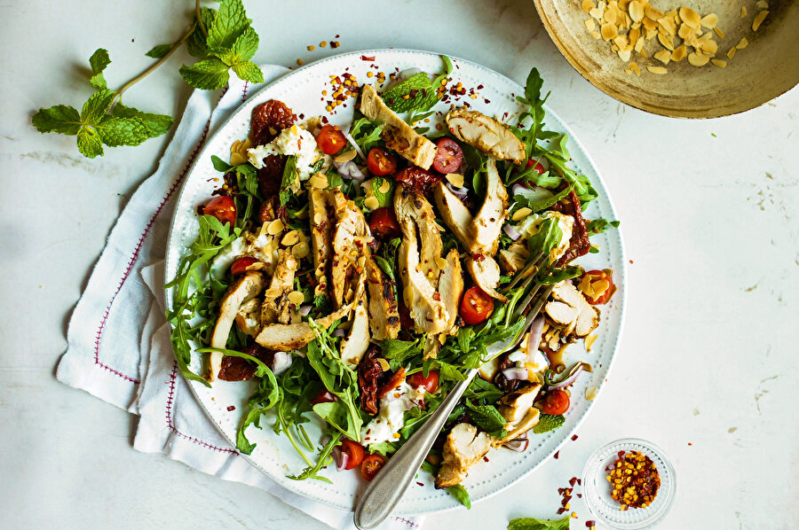 Bademli Tavuklu Salata