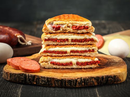 Ekmek kaşarlı sucuklu tost 