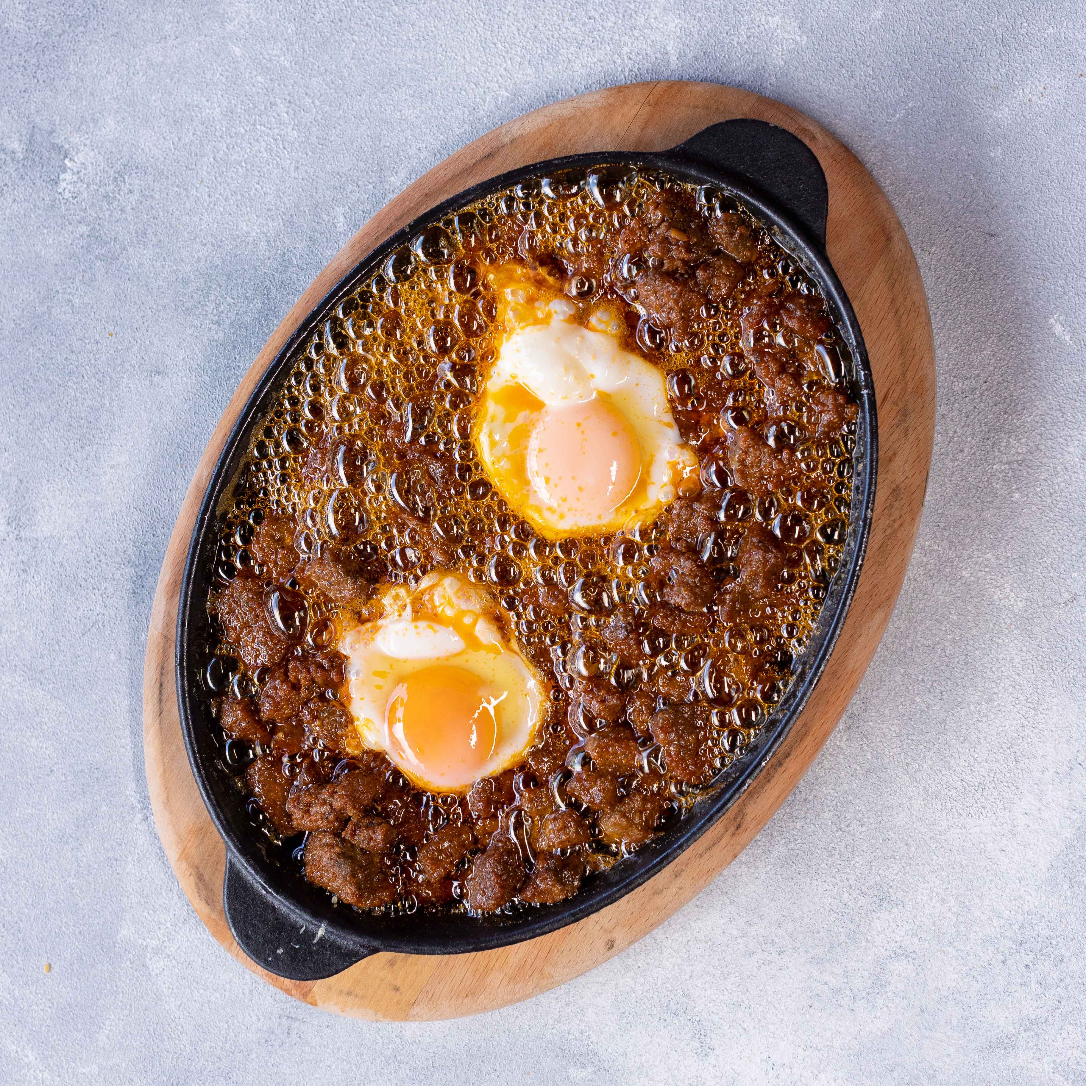 Sahanda Sucuklu Yumurta