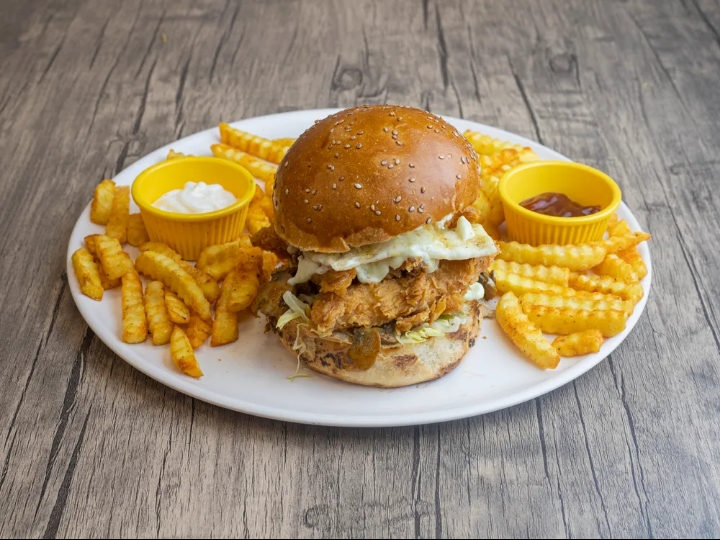 CHICKEN HELLİM BURGER