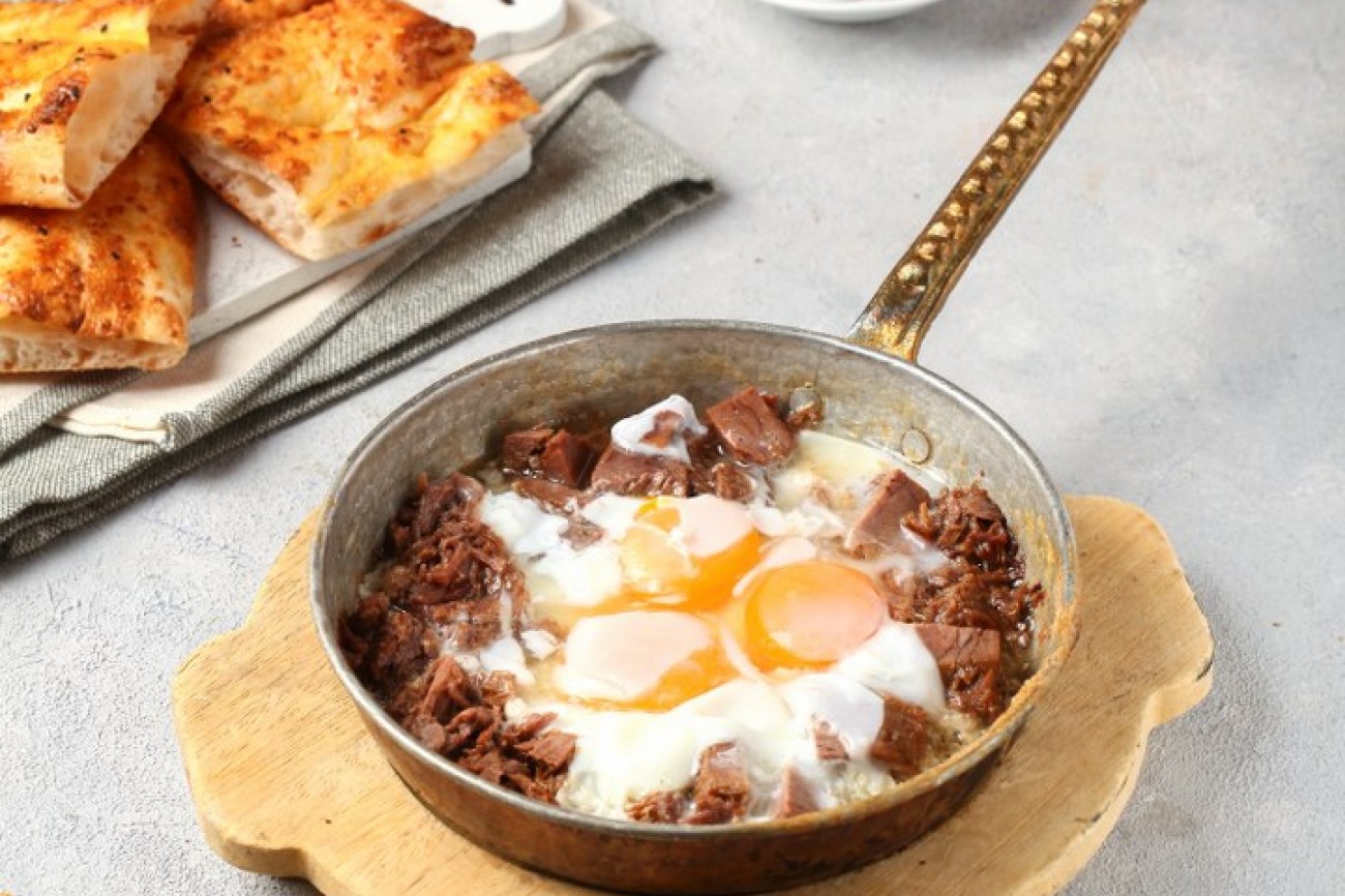 Pan-fried eggs with kavurma