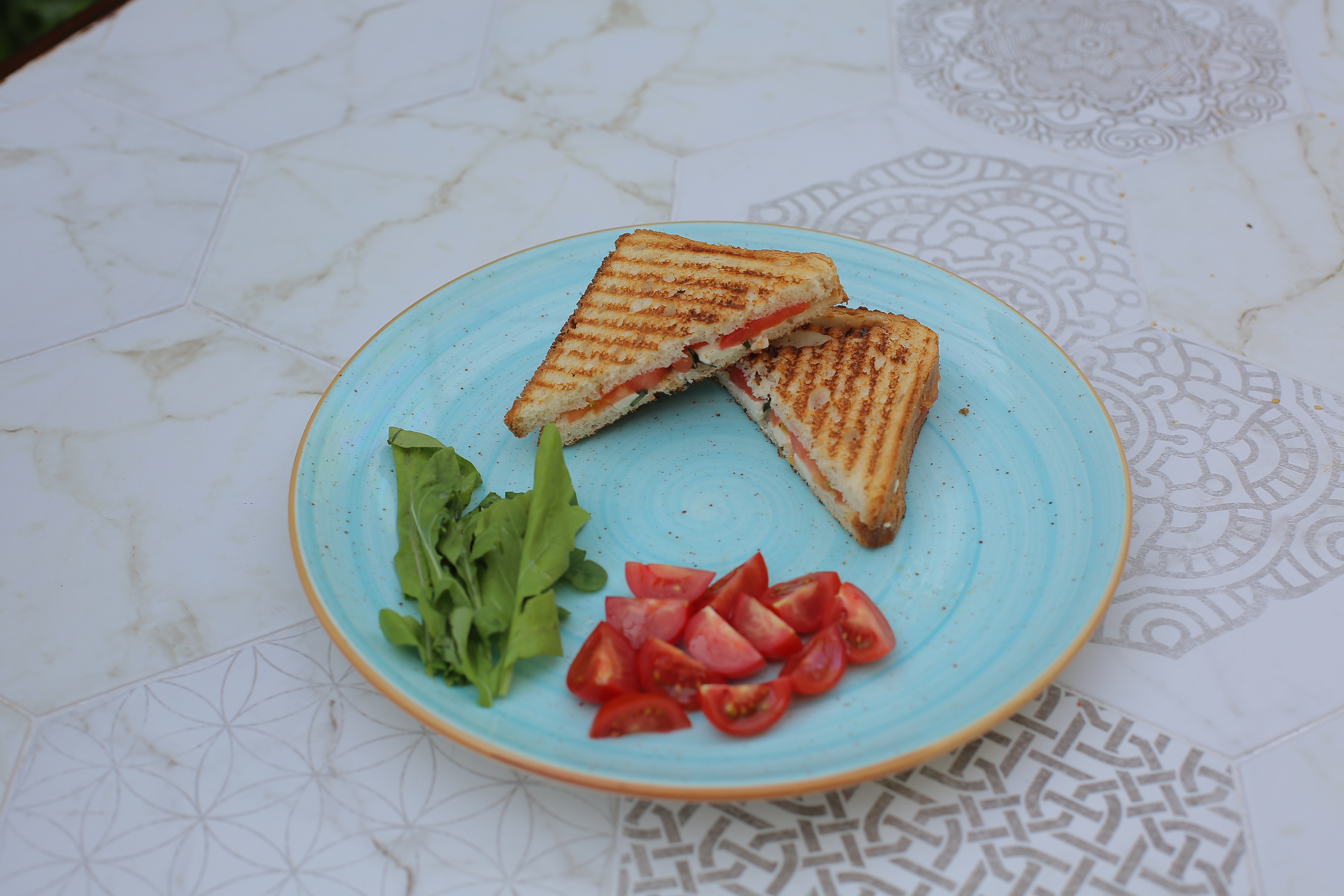 Beyaz Peynirli Domatesli Tost