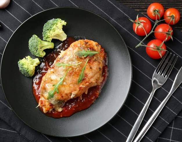 PARMİGİANA SOSLU TAVUK