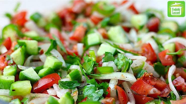 ÇOBAN SALATASI