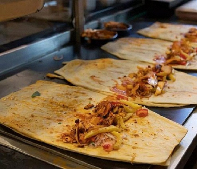 Tavuk döner dürüm ( chicken doner roll ) 