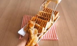 Kaşarlı Tost + Kaşık Patates Kızartması + Domates Salatalık