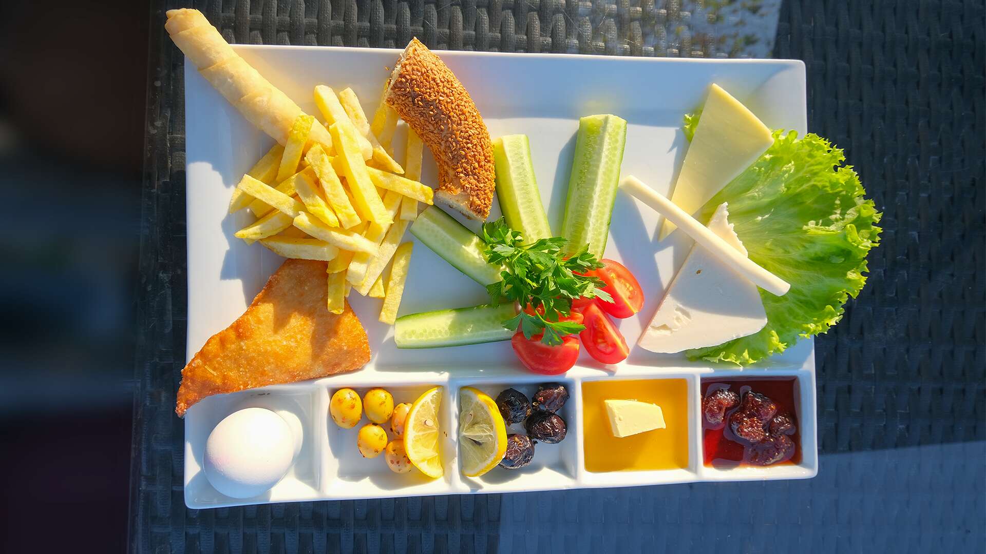 Breakfast plate with two complimentary glasses of tea