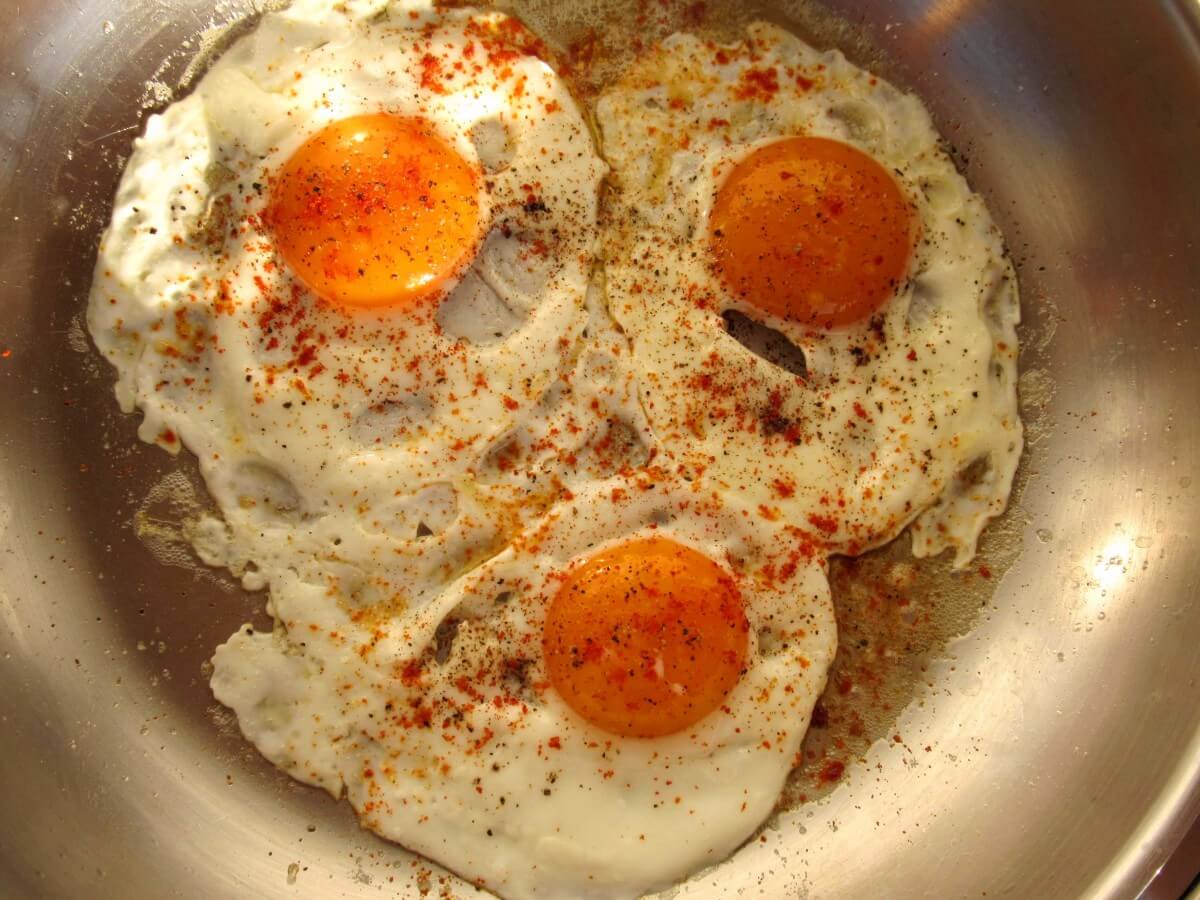 Sahanda yumurta (Turkish pan-fried eggs)