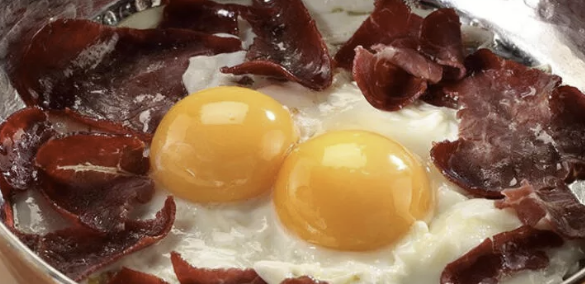 Eggs with pastırma