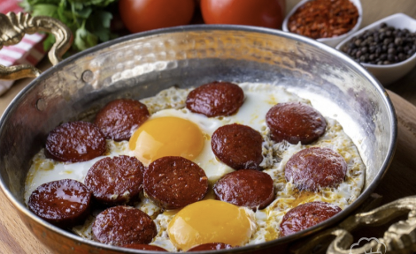 Eggs with sucuk