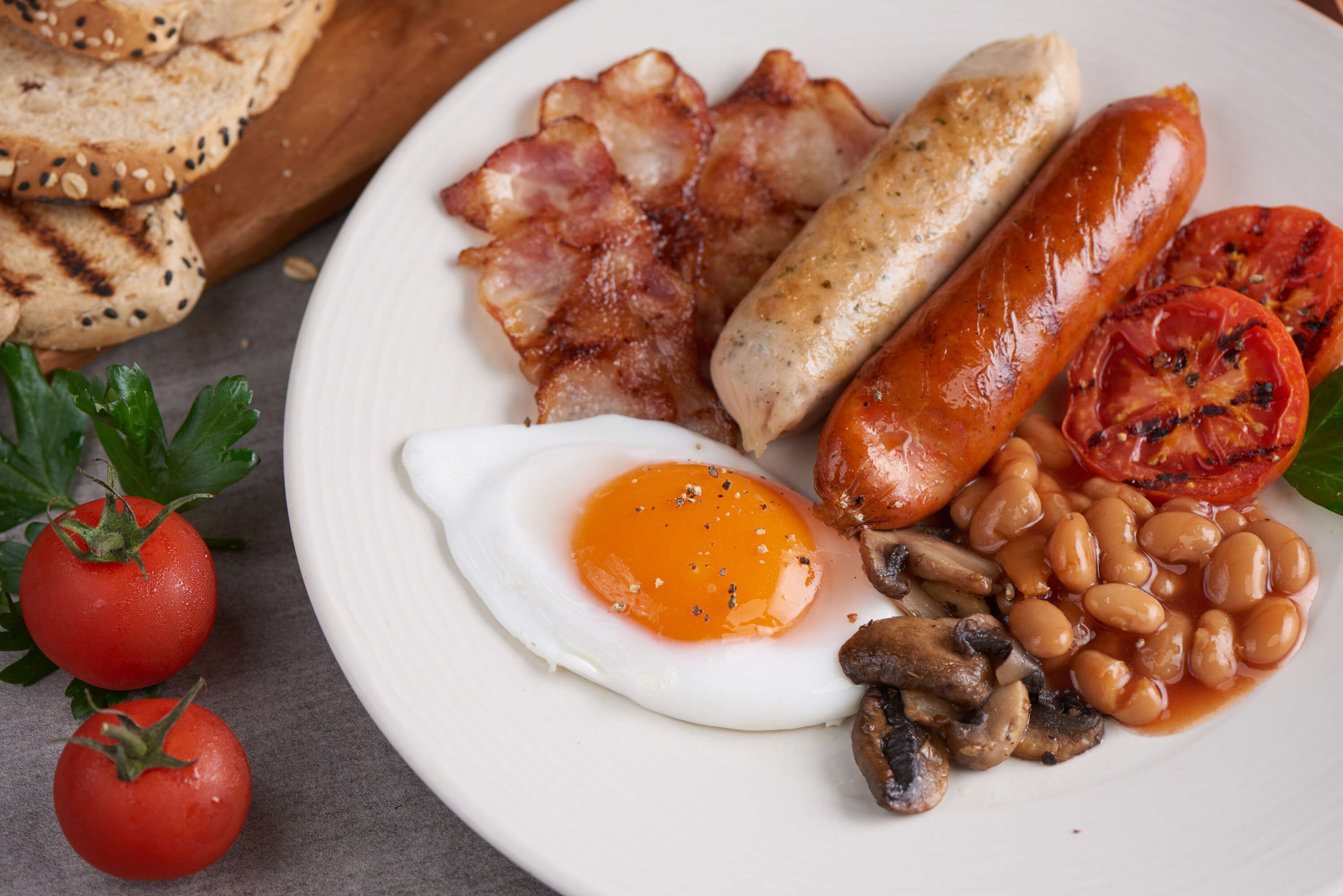 ENGLISH BREAKFAST / It’s served with tea or coffee