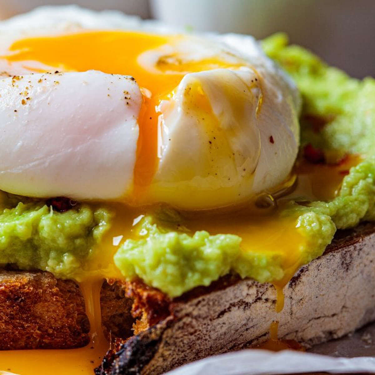 POACHED EGG WITH AVOCADO / It’s served with tea or coffee