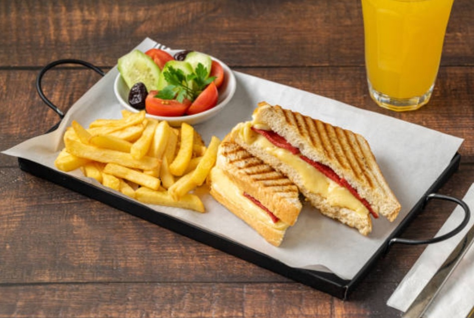 Sucuk Kaşarlı Tost