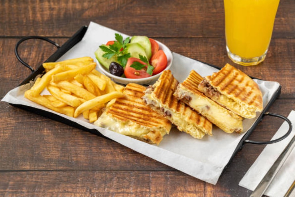 Kavurmalı Kaşarlı Tost