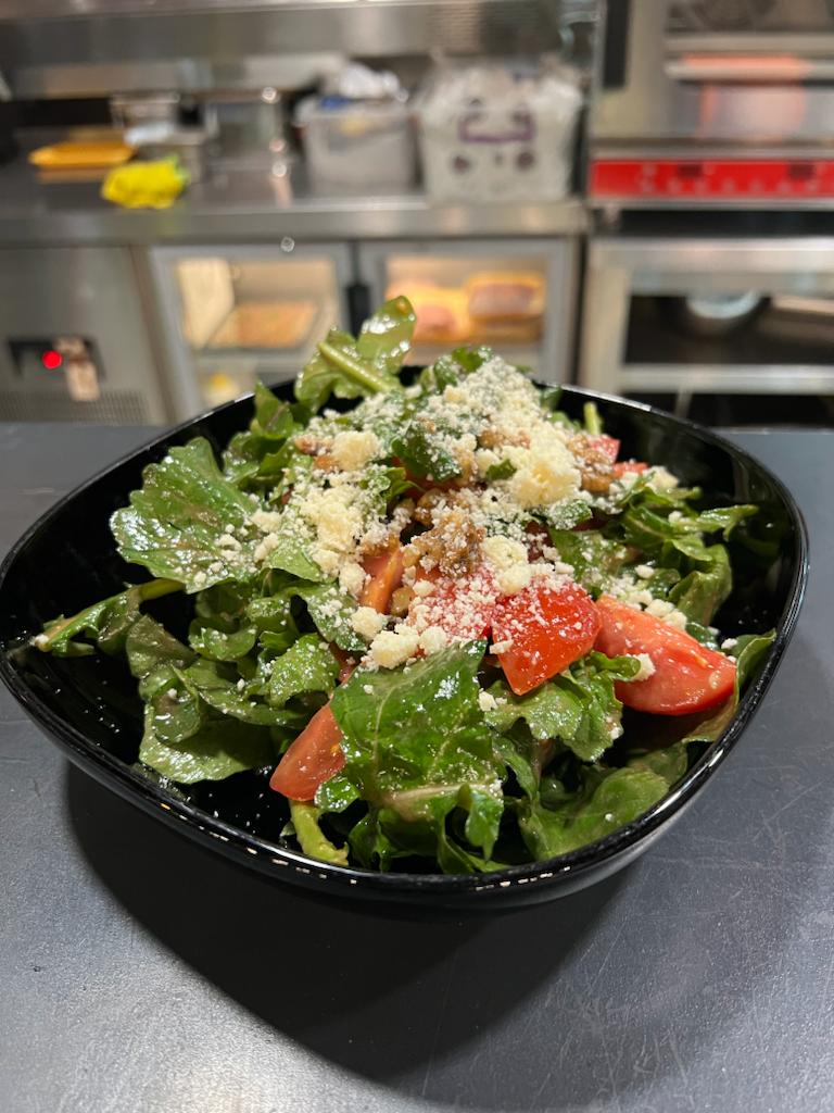 PARMESANLI ROKA SALATA
