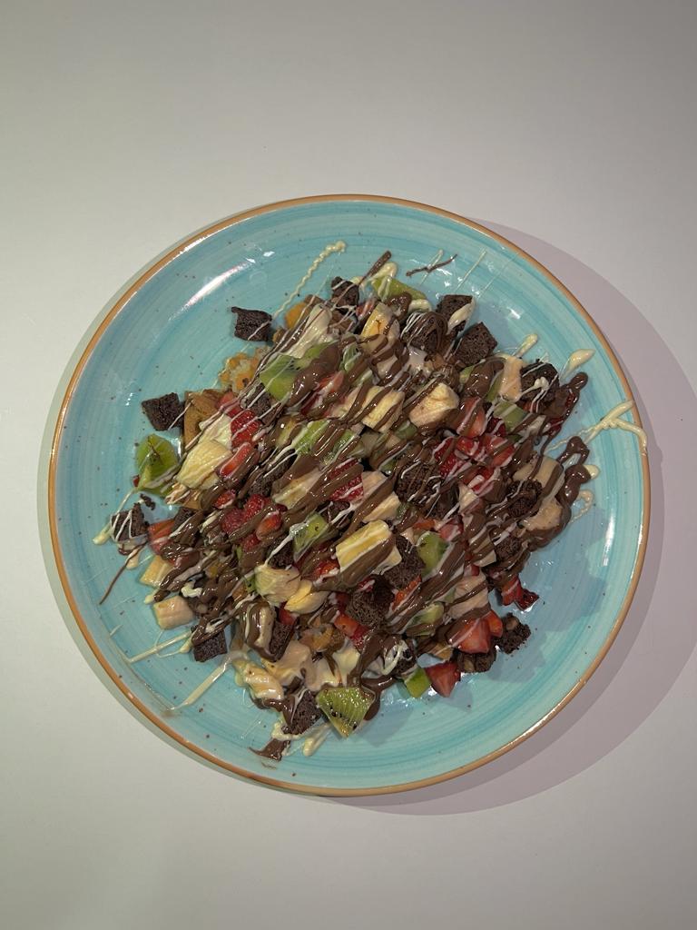 Brownieli Waffle Salatası