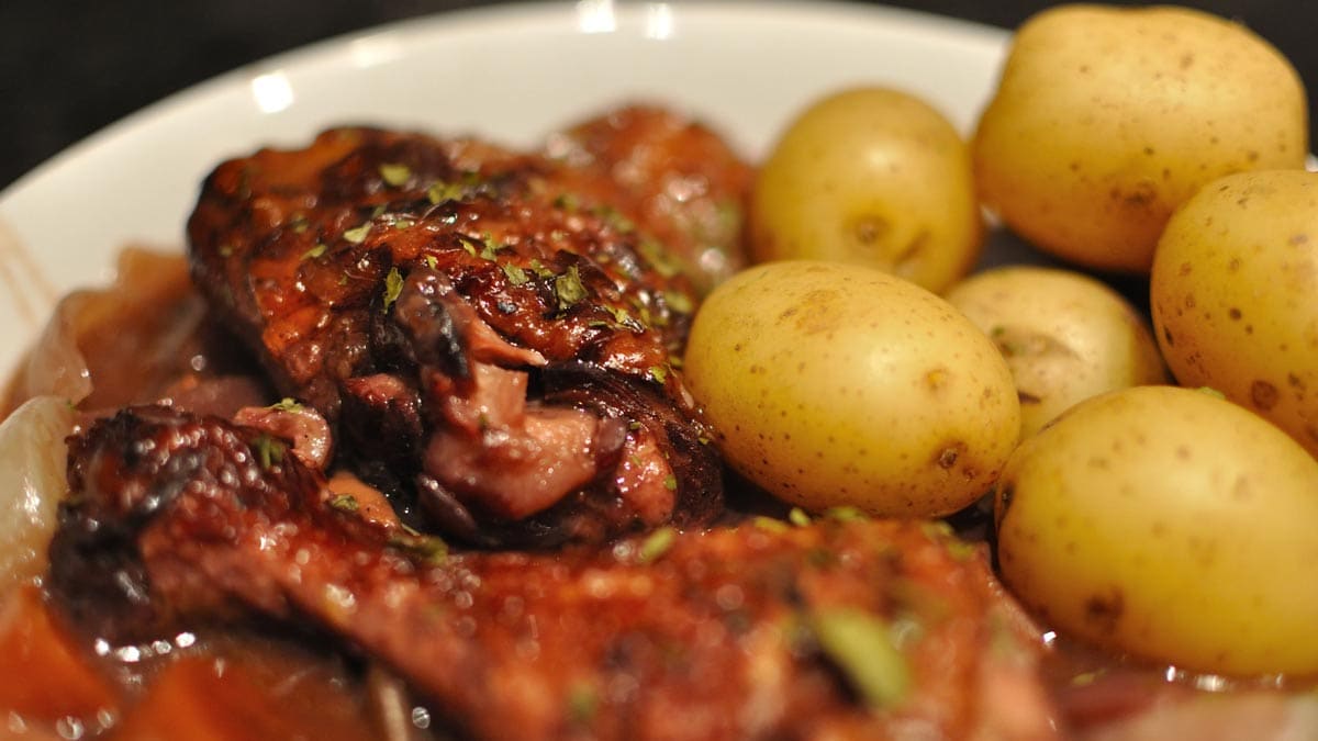 Coq Au Vin (Kırmızı Şarapta Pişmiş Horoz Yahnisi)