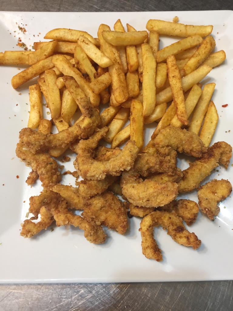 Crispy chicken with potatoes and salad