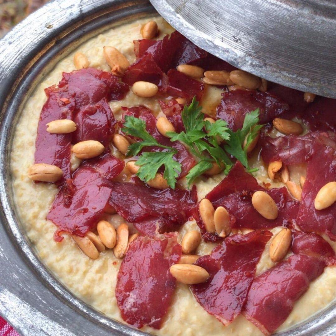 Hummus with pastırma