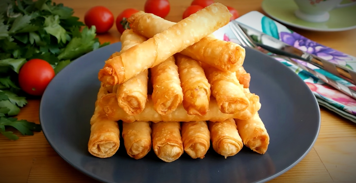 Sigara böreği (Turkish cheese rolls)