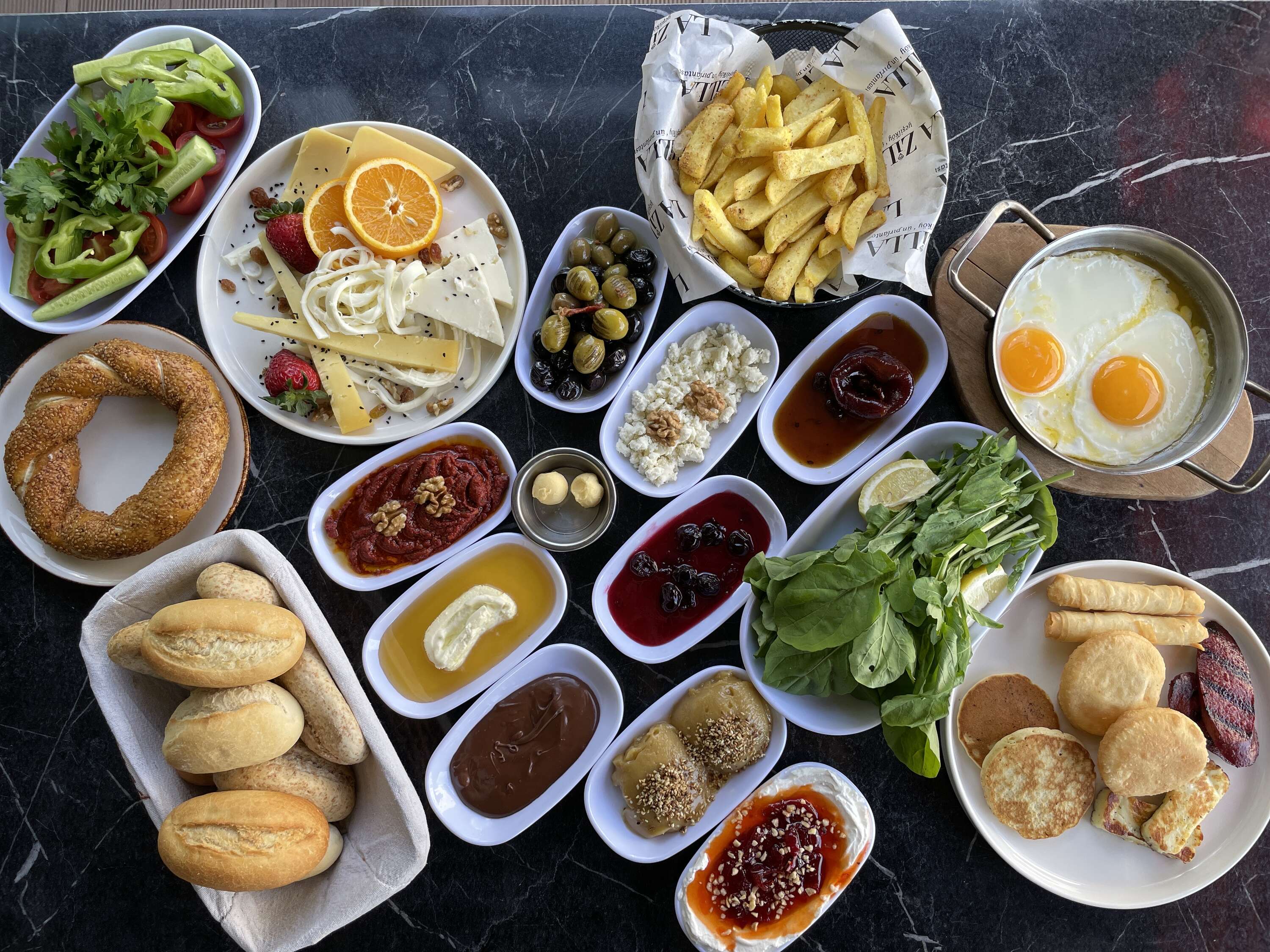 SERPME KAHVALTI (Kahvaltı Sahiplerine Sınırsız Çay ile-İki Kişiliktir) (İlave Servis 110TL’dir)