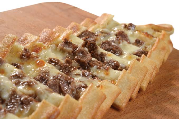 1.5-portion pide with kavurma and kaşar cheese