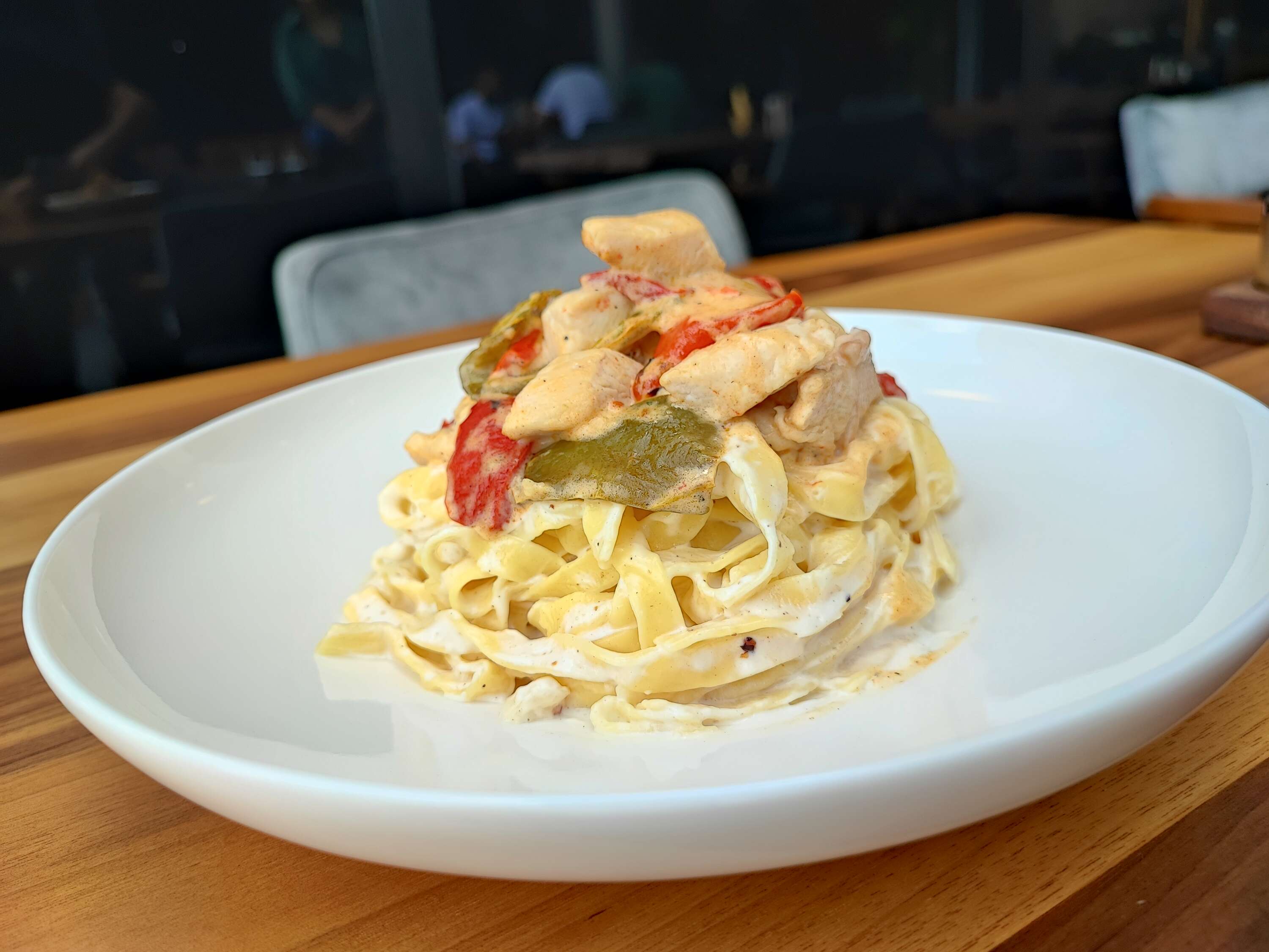 Tavuklu Renkli Biberli Fettucine 