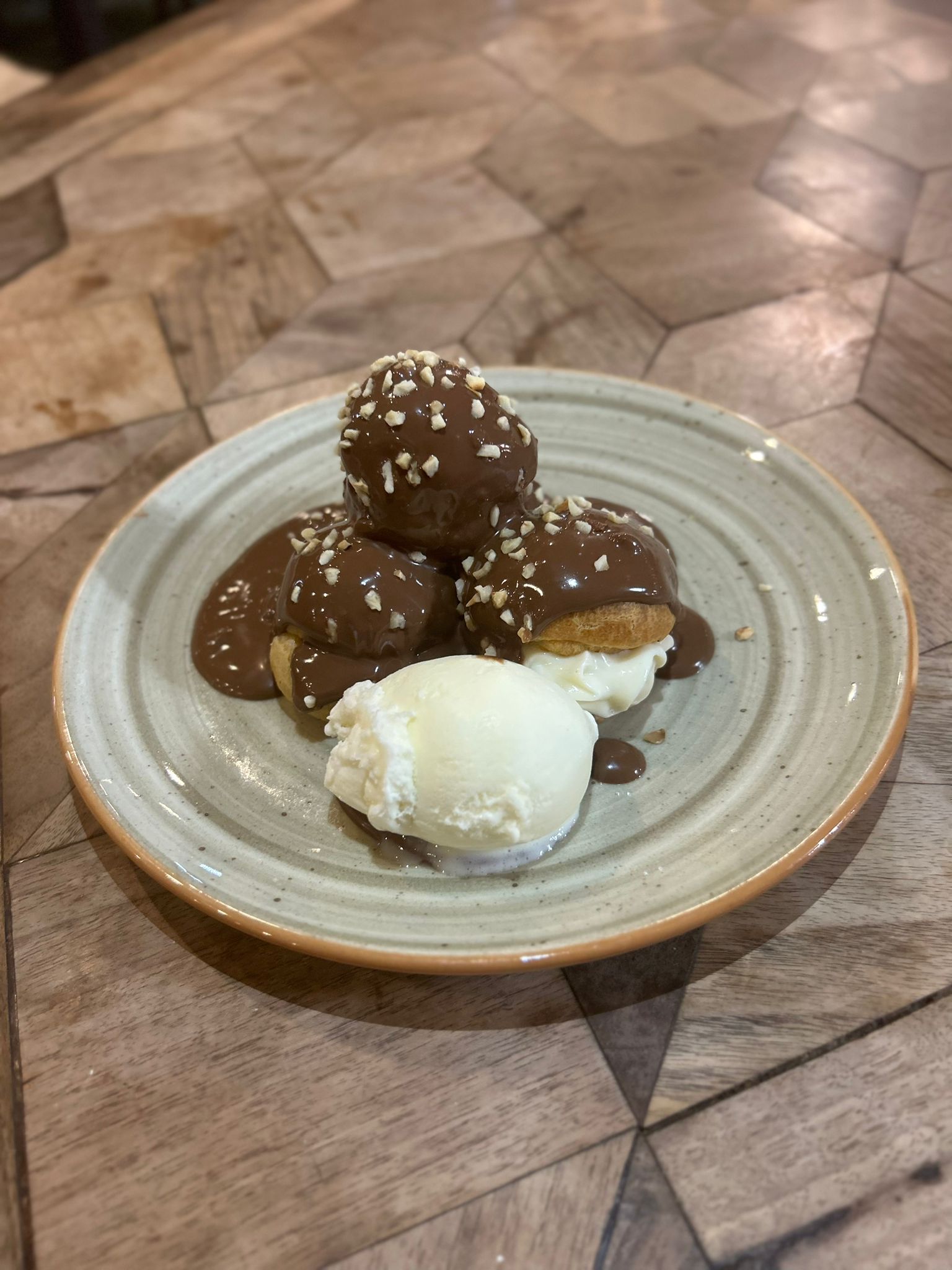 Çikolatalı Profiterol