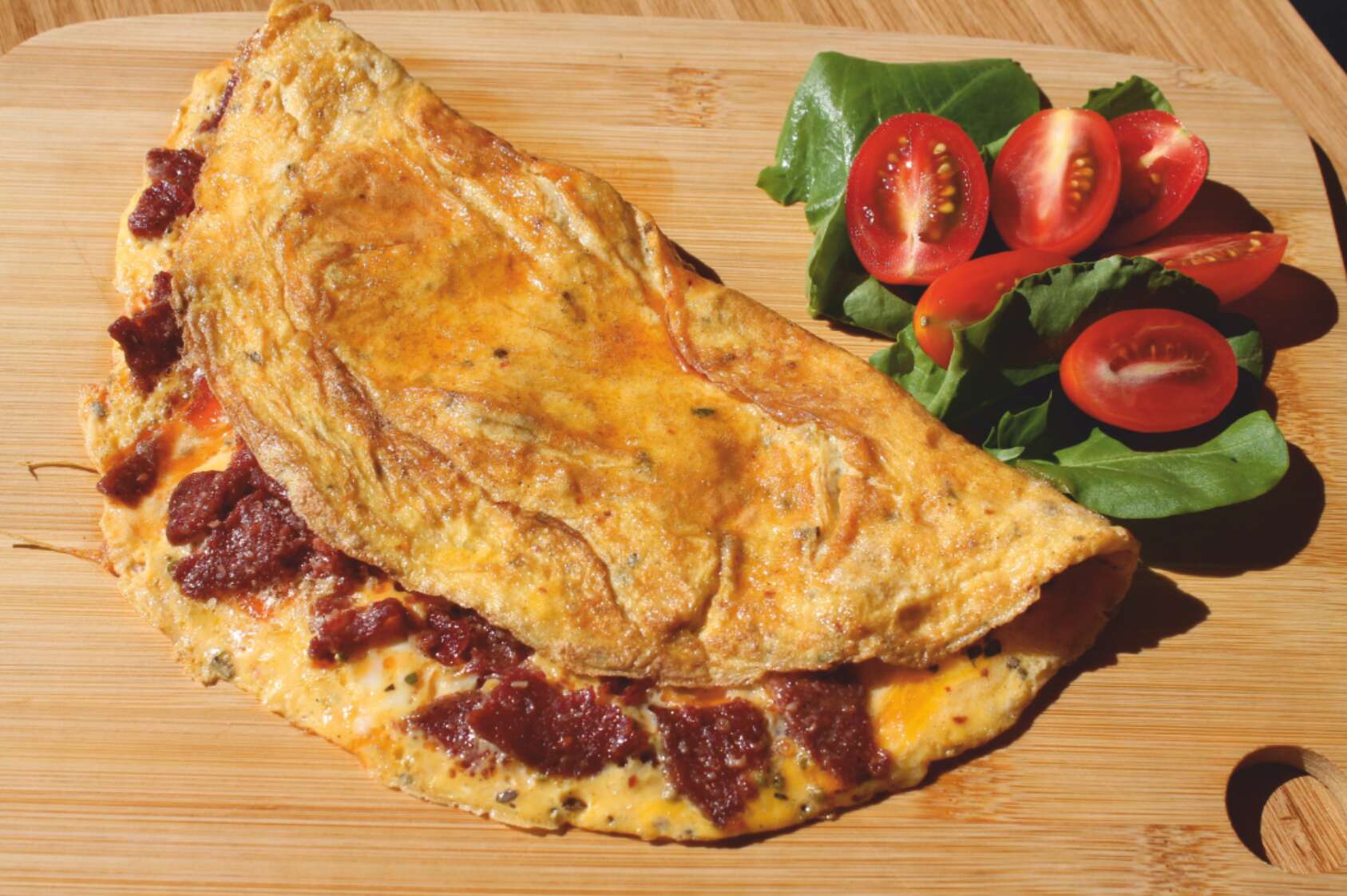 SUCUKLU KAŞAR PEYNİRLİ OMLET