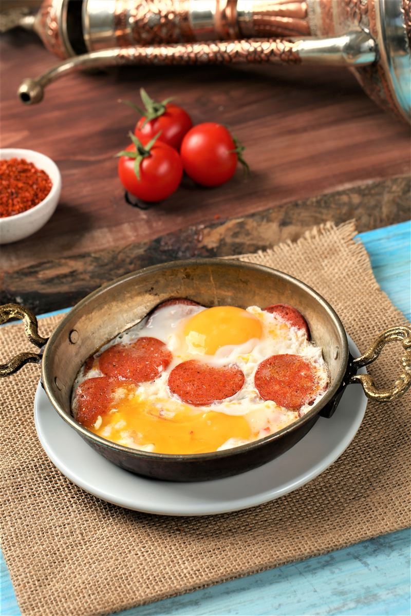 Sucuklu sahanda yumurta