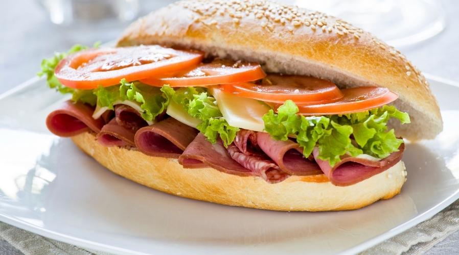 SALAMLI KAŞARLI SANDVİÇ