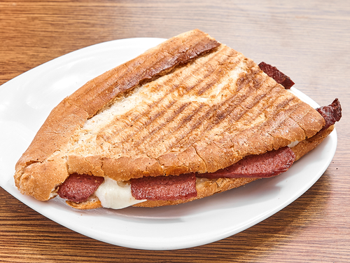 Sucuk-Kaşar Karışık Tost Yarım