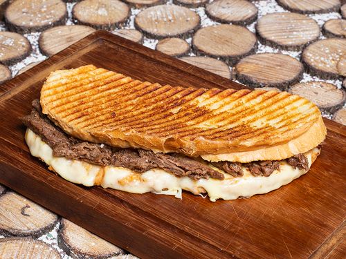 Kavurmalı Kaşarlı Tost Yarım