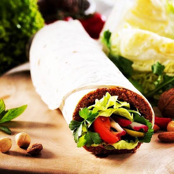 Çiğköfte Dürüm (110gr,marul, domates, turşu, salatalık, maydanoz, nar ekşisi, Acı sos,limon):30₺