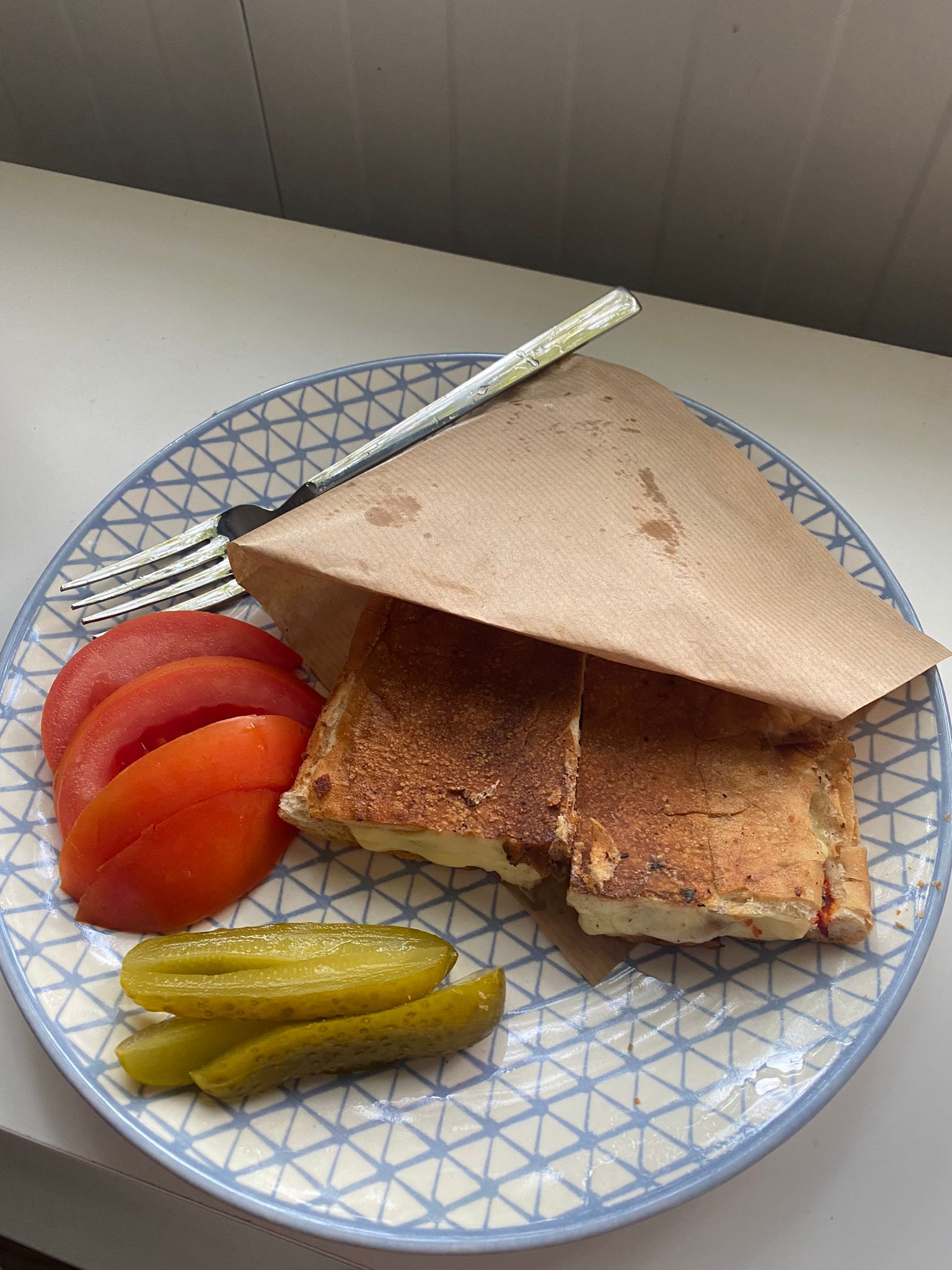 Yarım Ekmek Arası Kaşarlı Kavurmalı Tost