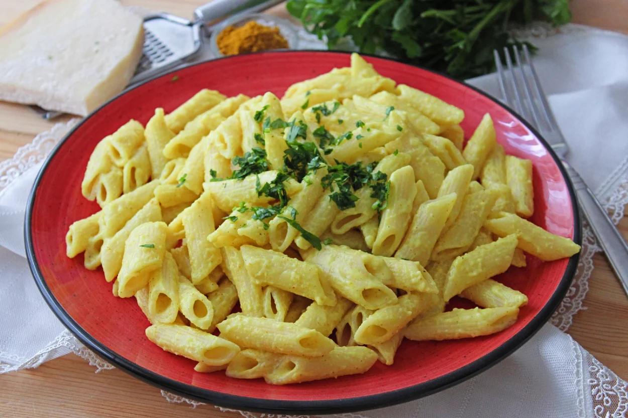 KÖRÜ SOSLU PENNE