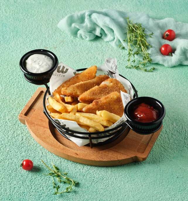 Breaded kaşar cheese with potato chips