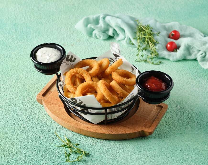 Onion rings with potato chips