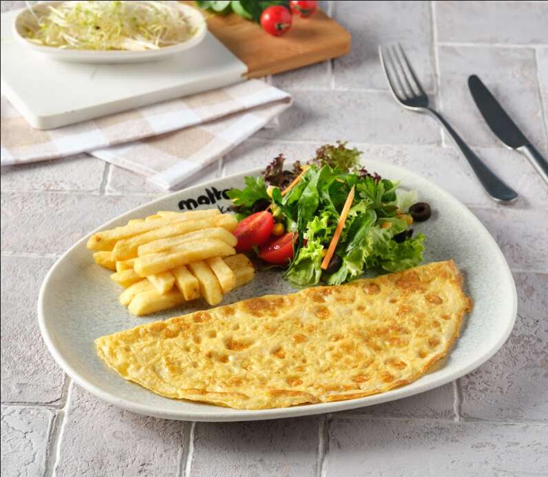 Plain omelette with seasonal greens and potato chips