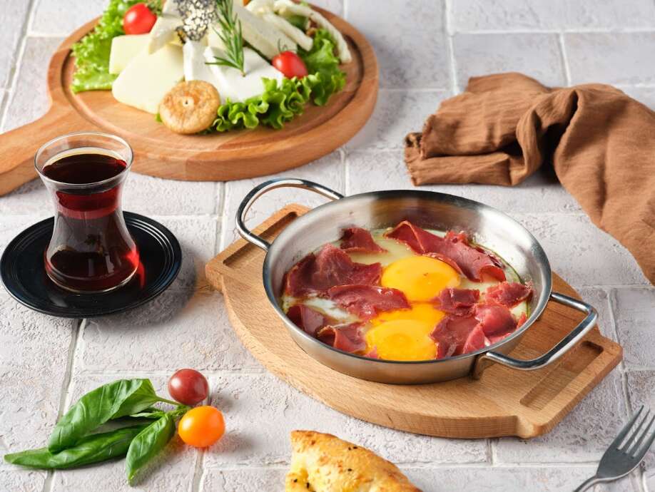 Pastırmalı yumurta (eggs with pastırma)