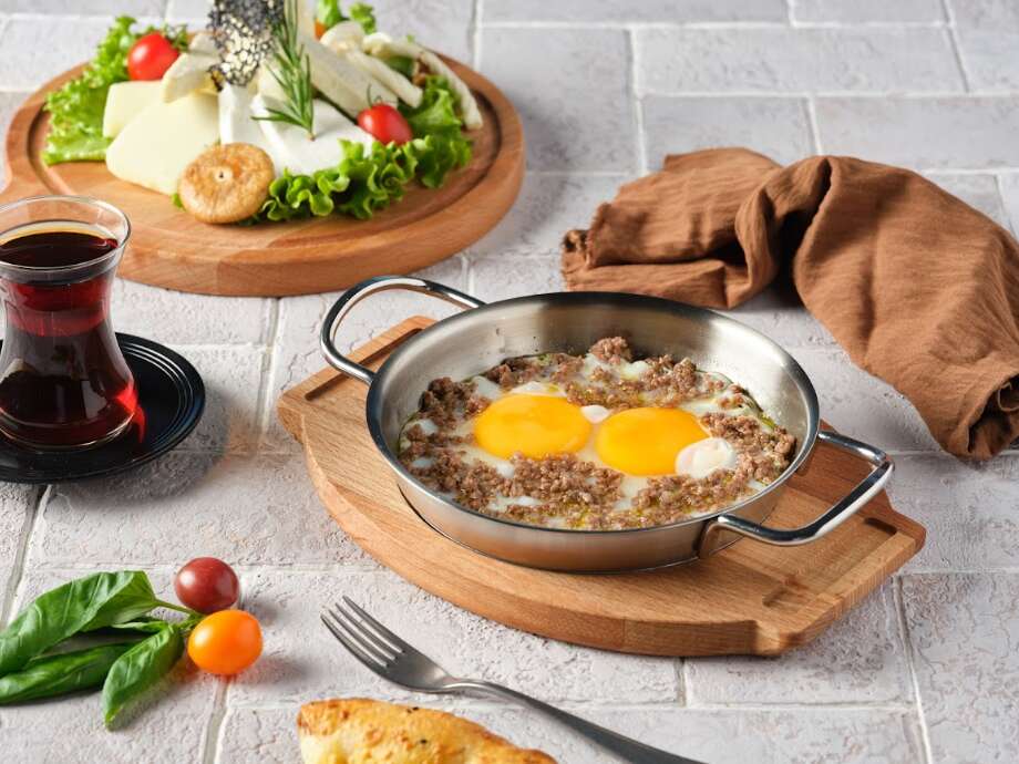 Turkish-style eggs with minced meat