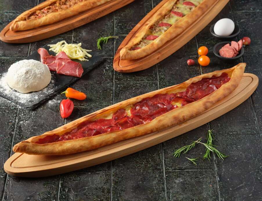 Open pide with pastırma