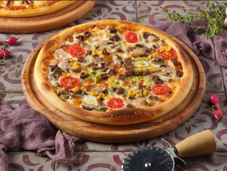 Pizza with Turkish beef kavurma