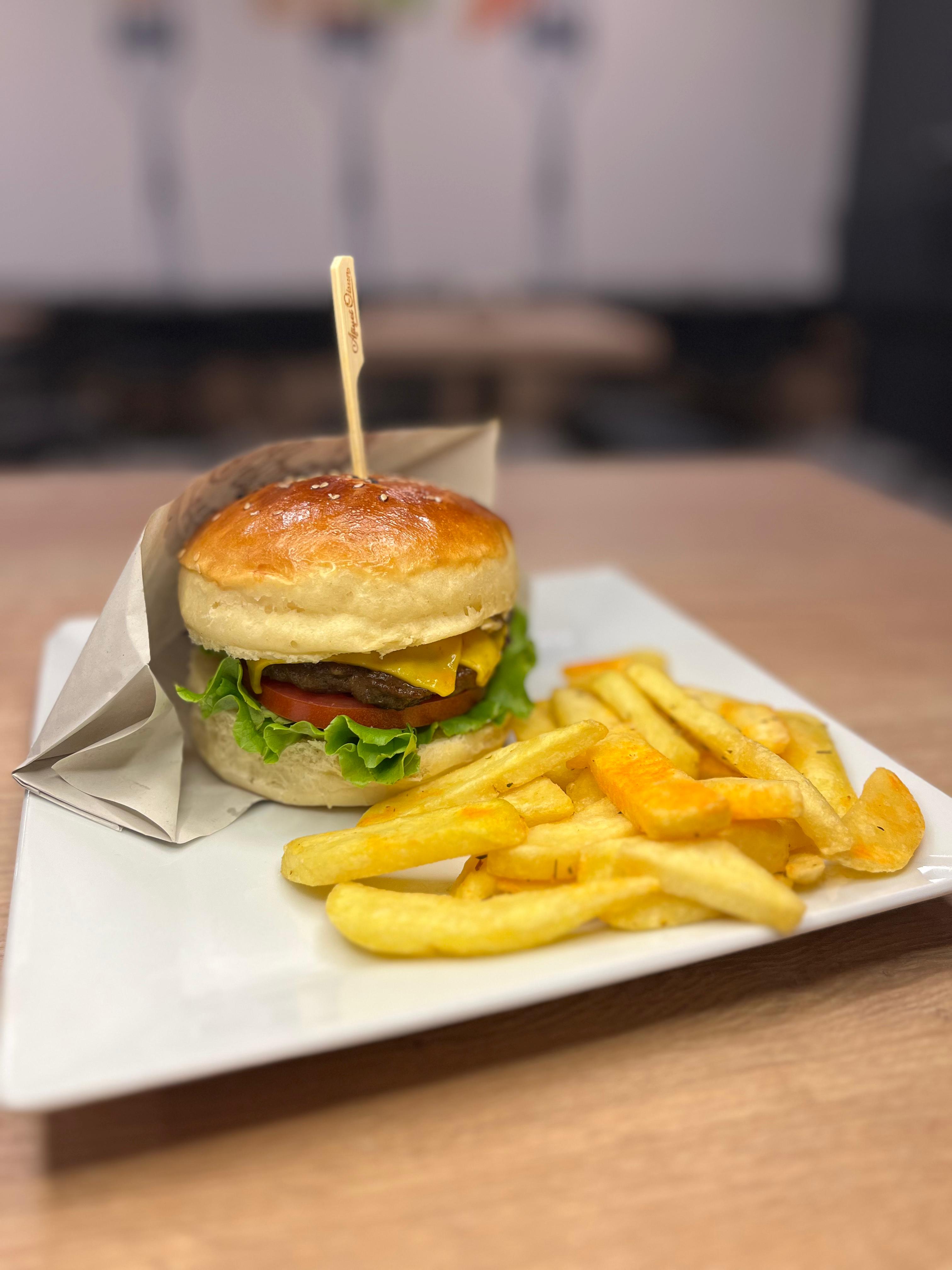 Cheeseburger with fries