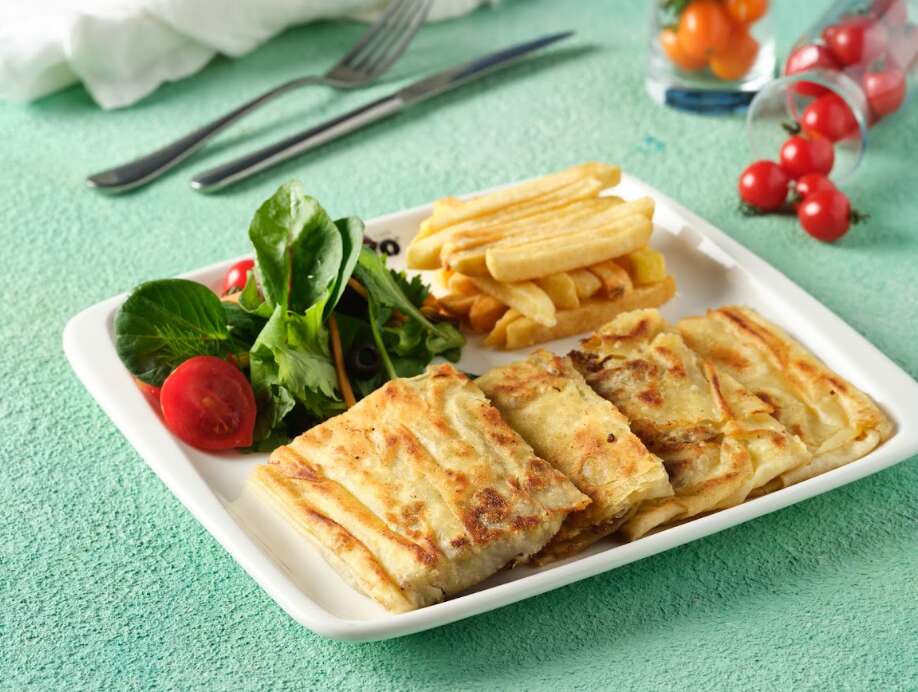 Minced meat gözleme with mini salad and potato chips