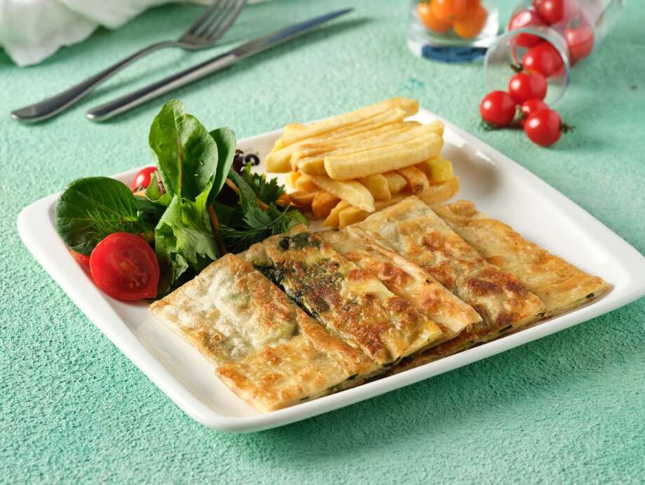 Spinach gözleme with mini salad and potato chips