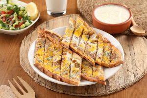 Kıymalı Yumurtalı Kaşarlı Pide 