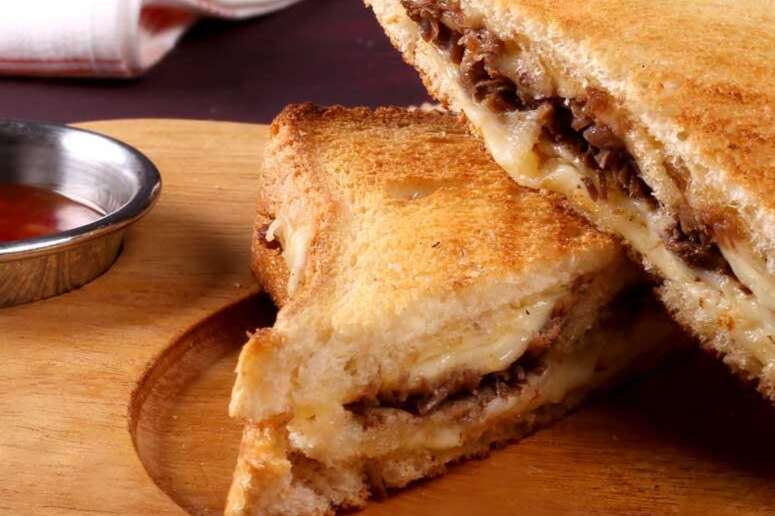 Kavurmalı Kaşarlı Tost