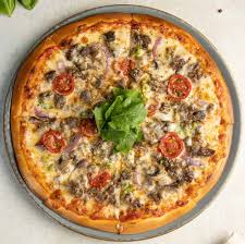Pizza with Turkish-style beef kavurma